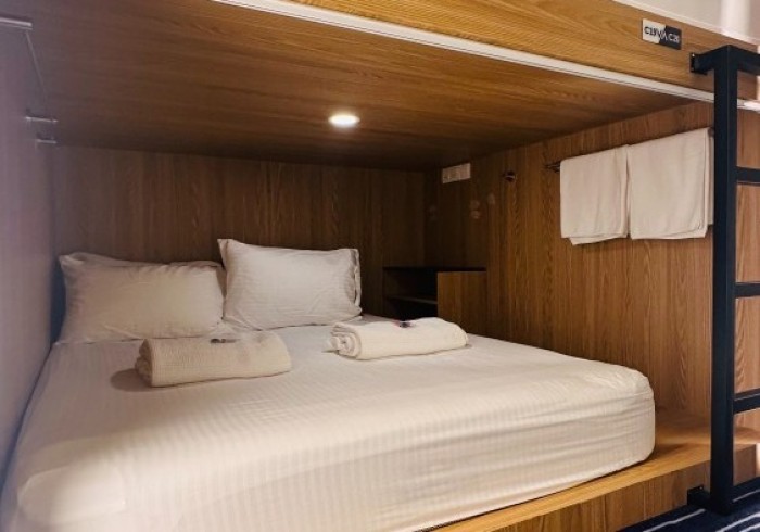 Deluxe Queen bed in 22-bed Female-only room | Capsule Pod Hostel in Boat Quay Singapore