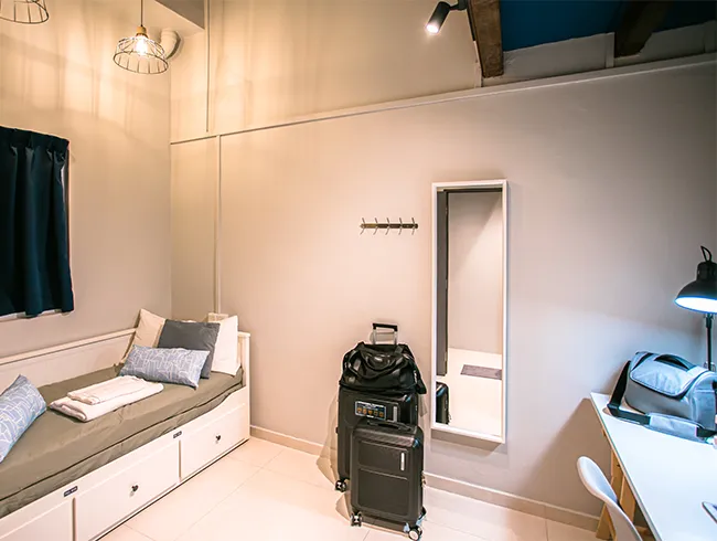 Book a collab quarters hostel in Boat Quay now and enjoy an affordable & comfortable backpackers stay near Singapore River