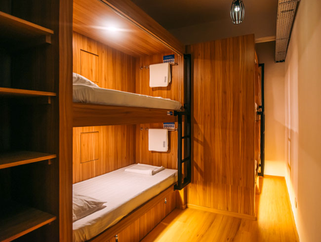 Book a capsule pod hostel in Clarke Quay now and enjoy an affordable & comfortable backpackers stay near Chinatown Singapore